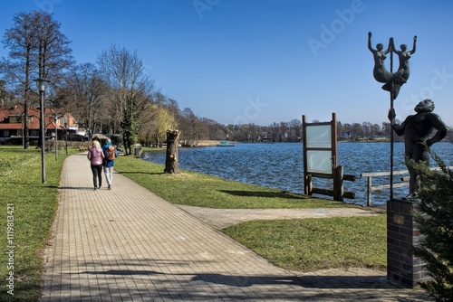 Obraz na płótnie bad saarow, deutschland - spaziergang am ufer vom scharmützelsee w salonie