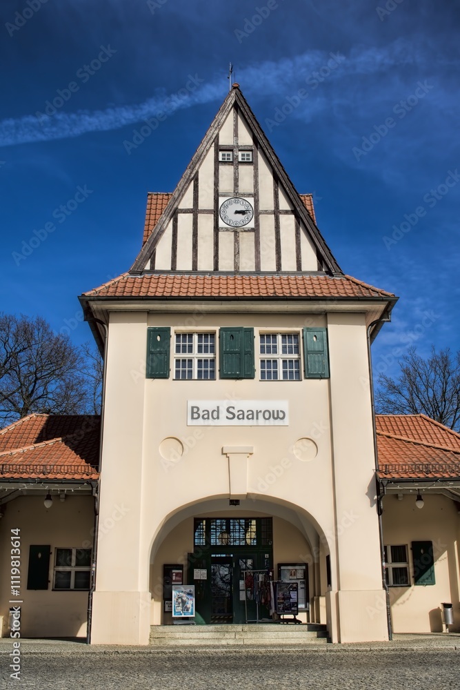 bad saarow, deutschland - fassade und dach vom alten bahnhof