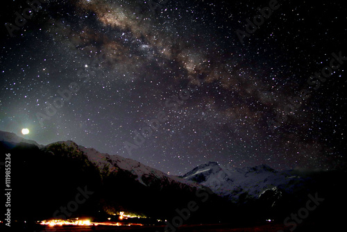 Foto The scenery of Mt. Cook Village with milky way.