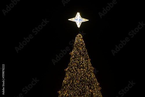 árbol de navidad con estrella de navidad amarilla en las calles de la ciudad iluminación espectacular salamanca españa 2024 Christmas tree with yellow Christmas star on the city streets spectacular li