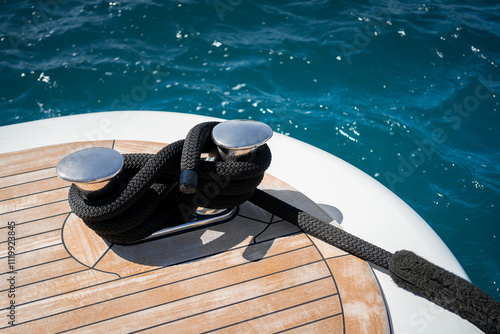 Foto Detail shot of a mooring line tied off on a cleat on the stern area of a modern