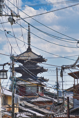 京都　東山　八坂の塔（法観寺の五重塔）と青空（日本京都府京都市）Yasaka Pagoda (five-story pagoda of Hokanji Temple) and blue sky, Higashiyama, Kyoto (Kyoto City, Kyoto Prefecture, Japan) photo