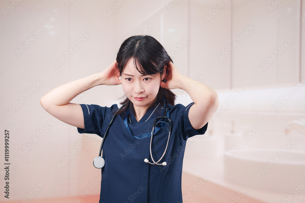 化粧室で身だしなみを整える医療従事者の女性