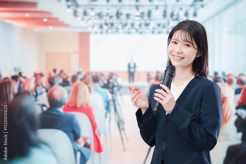 記者会見で質問をする女性の記者 記者会見で質問をする女性の記者