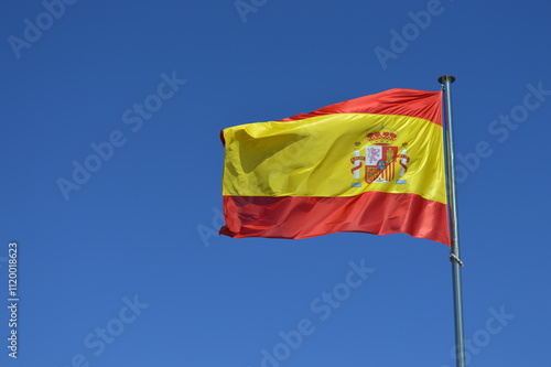 Bandeira da Espanha no céu azul photo