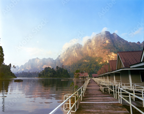 Vue depuis une installation hôtelière  flottante  à Khao Sok photo