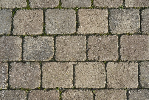 Rustikale Trockenmauer bedeckt mit grünem Efeu. Natürliche Textur und Struktur, ideal als Hintergrund für Präsentationen, Werbung und Banner. Schöne Verbindung von Natur und Architektur