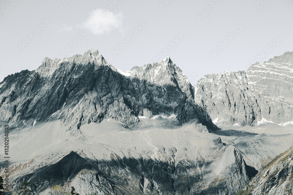 Obraz premium China Sichuan Siguniang Mountain Yaomei Peak. Landscape of Siguniang mountain or Four girls mountains with ,located in the Aba Tibetan and Qing Autonomous Prefecture in western Sichuan of China.