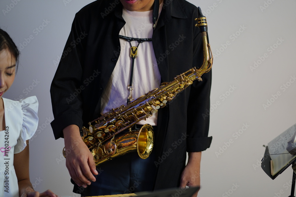 Naklejka premium Working Asians are learning international musical skills at home