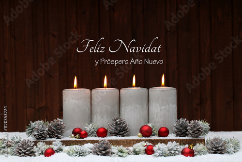 Tarjeta de Navidad con saludo de Año Nuevo Feliz Navidad y Próspero Año Nuevo. Decoración con velas y adornos navideños en la nieve. photo