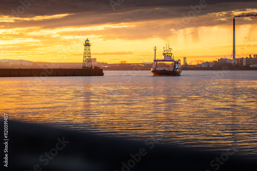 Die Weserfähre im letzten Sonnenlicht des Tages in Bremerhaven.