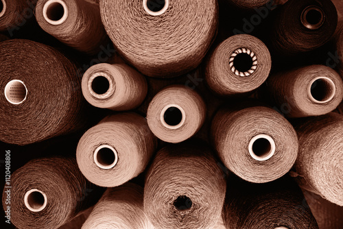 Papier peint Close-up image showcasing multiple yarn spools in an array of earthy tones