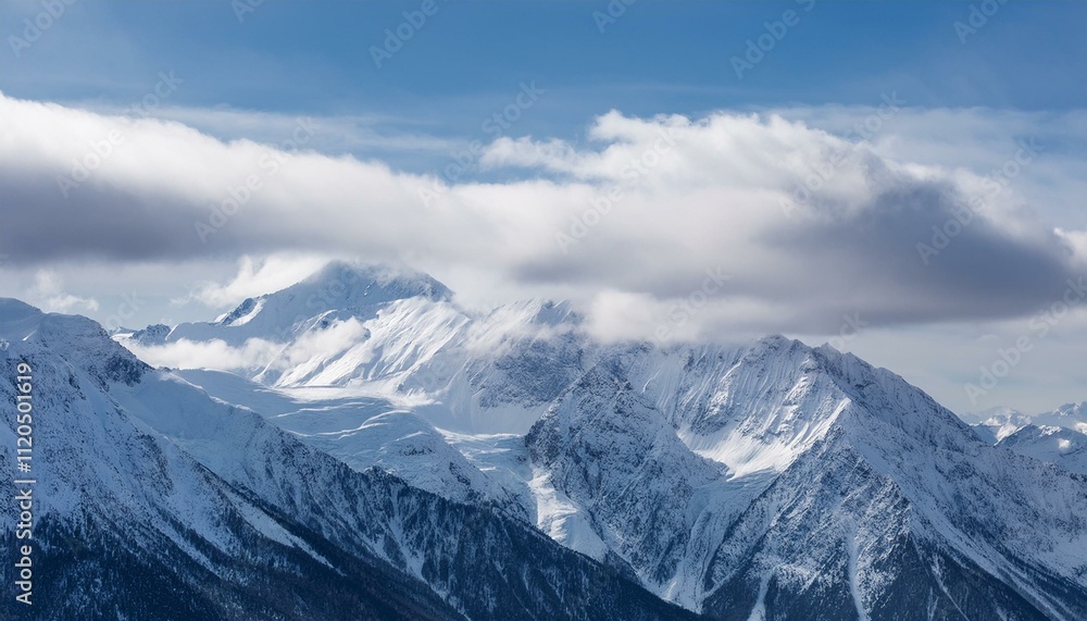 Fototapeta premium 산봉우리 위로 하얀 눈과 함께 흐릿하게 드리운 구름