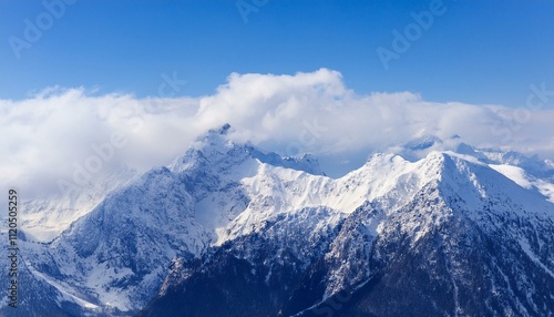 산봉우리 위로 하얀 눈과 함께 흐릿하게 드리운 구름