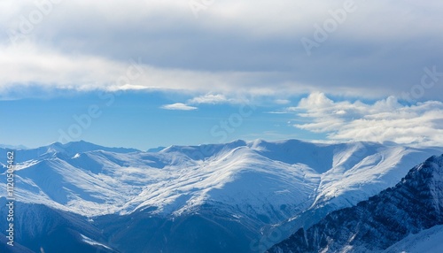 Wallpaper Mural 산봉우리 위로 하얀 눈과 함께 흐릿하게 드리운 구름 Torontodigital.ca