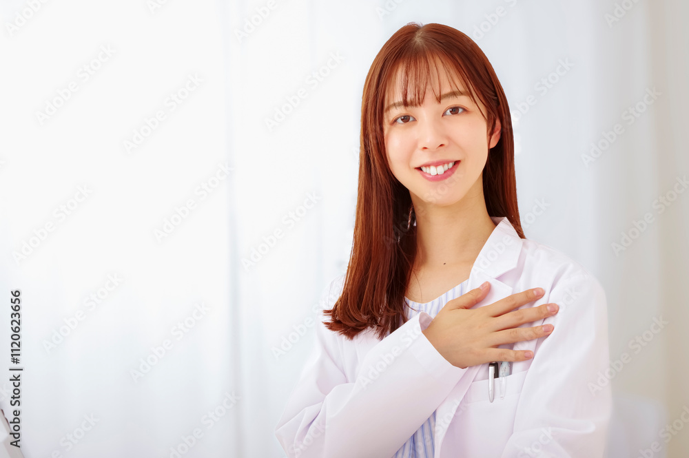 優しそうに微笑んでいる女医 優しそうに微笑んでいる女医