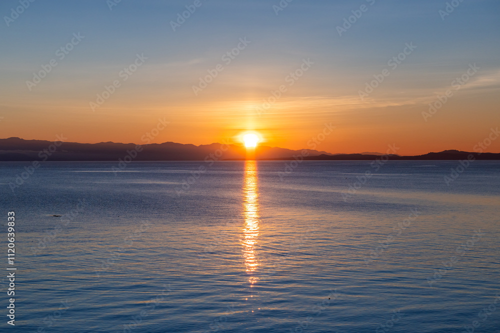 Obraz premium Stunning Sunset Over Victoria's Tranquil Waters on Vancouver Island, Canada