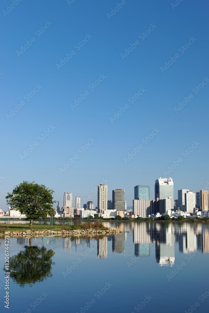 Obraz premium Urban landscape of Osaka City Viewed from Yodogawa Riverside (Tsukamoto)