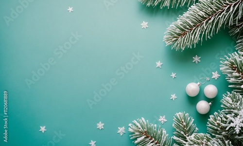 크리스마스와 겨울 분위기 푸른 배경에 눈 덮인 소나무 가지와 흰색 눈송이 장식