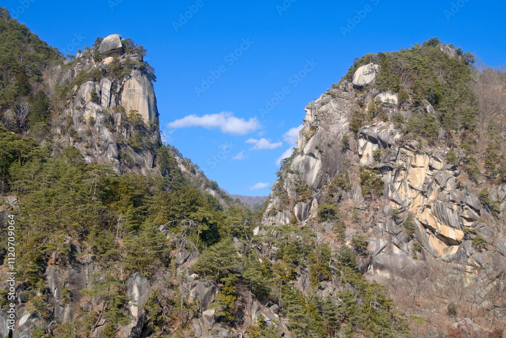 山梨の昇仙峡グリーンラインから望む覚円峰と天狗岩 山梨の昇仙峡グリーンラインから望む覚円峰と天狗岩