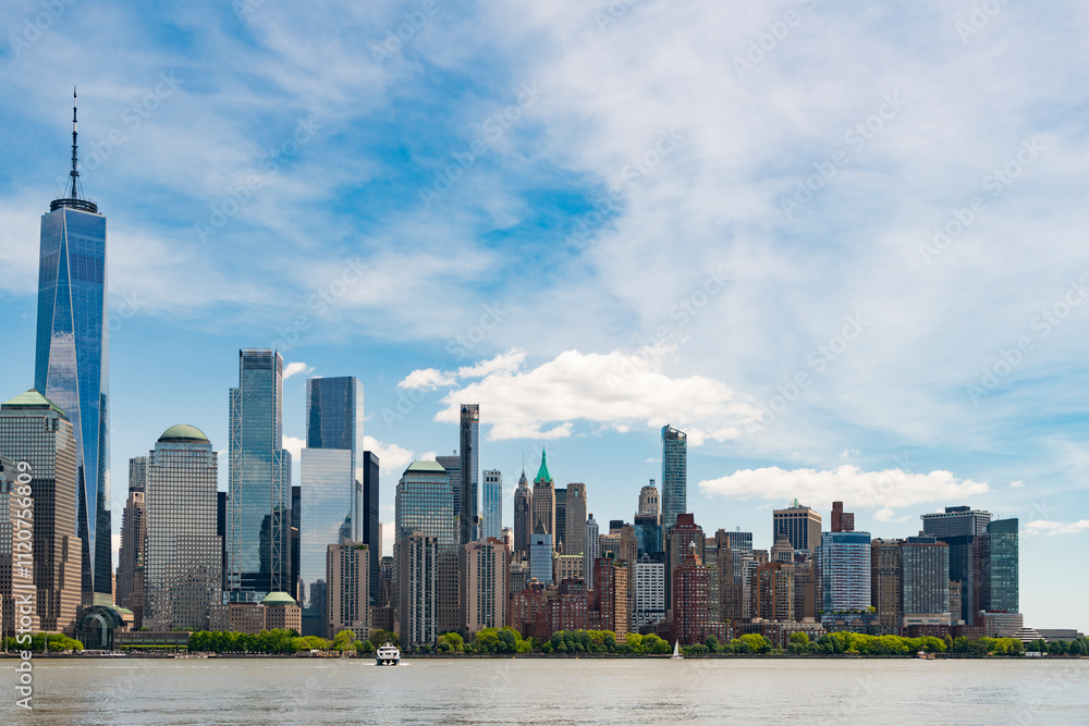 Fototapeta premium New York, United States. New york Manhattal skyline financial district. Manhattan's beautiful skyline, New York, United States. Panorama view of New York city skyline in Midtown Manhattan. USA NYC