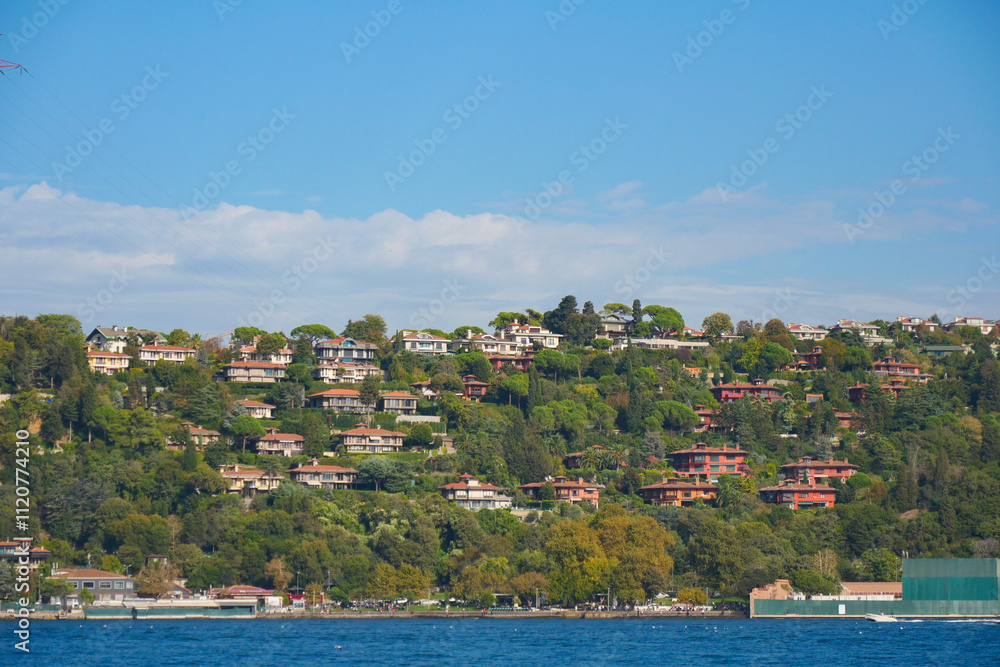 Fototapeta premium Beautiful Scenic Hillside Homes That Overlook Tranquil and Serene Waters