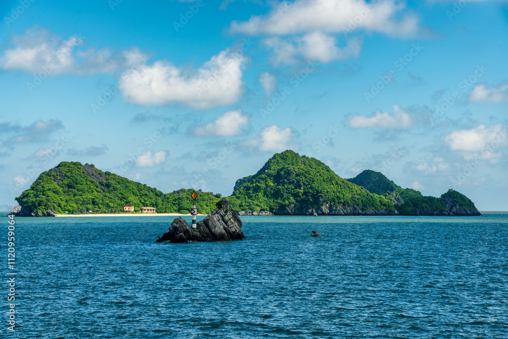 Obraz premium Beautiful landscape Lan Ha bay view from the Cat Ba Island.