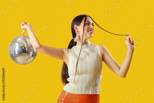 Stylish young woman with di...