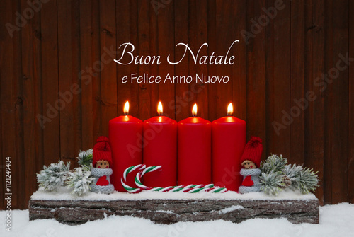 Cartolina di Natale con auguri di Capodanno Buon Natale e felice anno nuovo. Decorazione con candele rosse e decorazioni natalizie sulla neve. photo