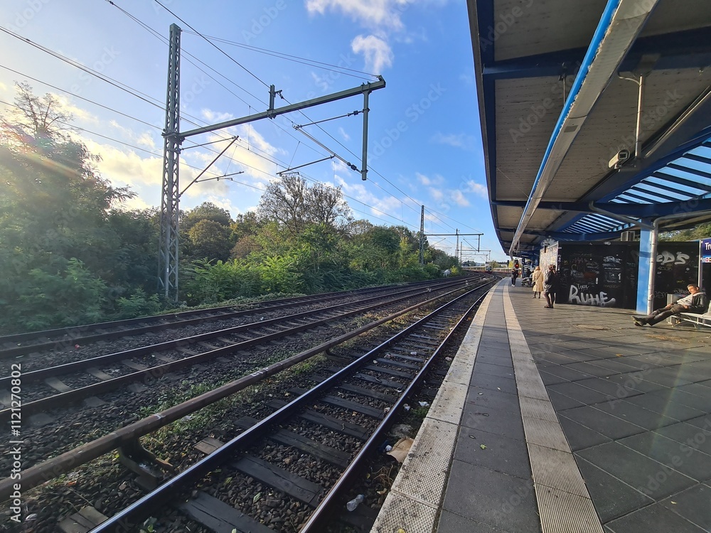 Fototapeta premium Bahngleise mit Sonnenlicht an der Hermannstrasse in Berlin Neukölln