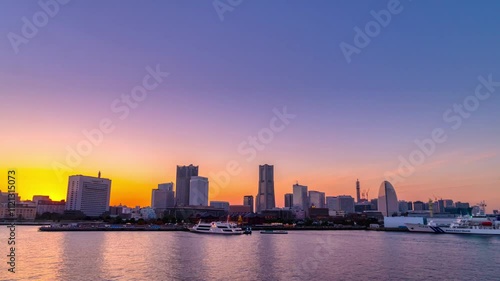 Wallpaper Mural 横浜サンセット・タイムラプス　クリスマスイルミネーションで飾られた街並 Torontodigital.ca