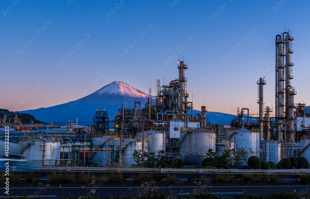 Fototapeta premium 静岡市から夜明けの富士山と化学工場