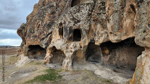 Foto Memec Rock Settlements in Doger town in Ihsaniye district of Afyonkarahisar province in a rainy autumn day