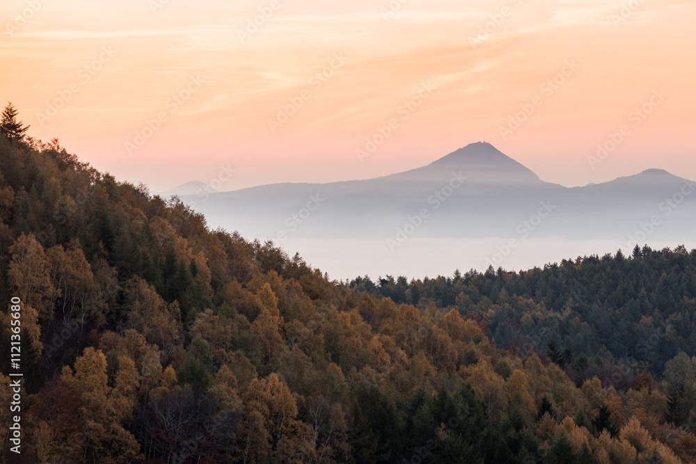 Obraz premium Morning mood over a foggy autumn landcape in the mountains