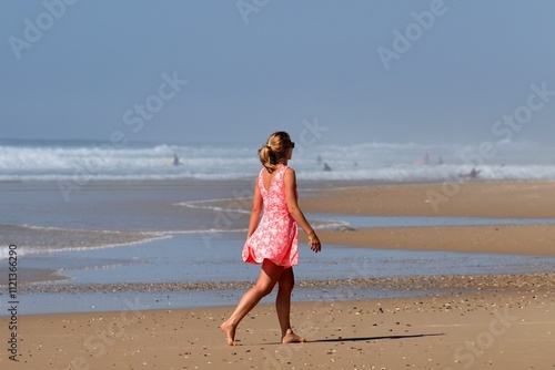 Marcheuse sur une plage