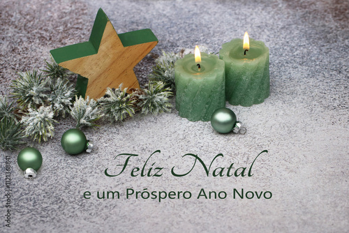 Cartão de Natal: Saudações de Natal com velas verdes, bolas de Natal e o texto Feliz Natal e um Feliz Ano Novo. photo