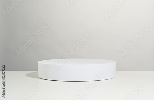 Podios para presentación de productos de color blanco sobre fondo blanco, recurso gráfico
