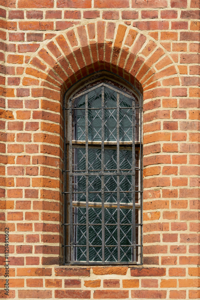 Obraz premium Fenster der Schlosskirche im Schlosspark in Letzlingen in Deutschland