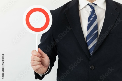 スーツ姿のビジネスマンポーズ 正解