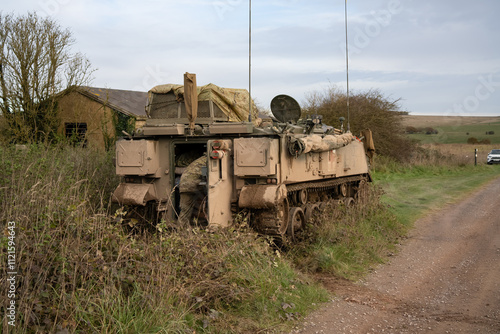 Foto an infantry soldier climbs into the cabin of a parked Bulldog FV432 tracked troop armored personnel carrier vehicle