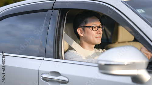 運転する男性