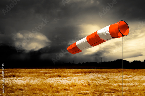 Eine Windfahne vor stürmischem Himmel