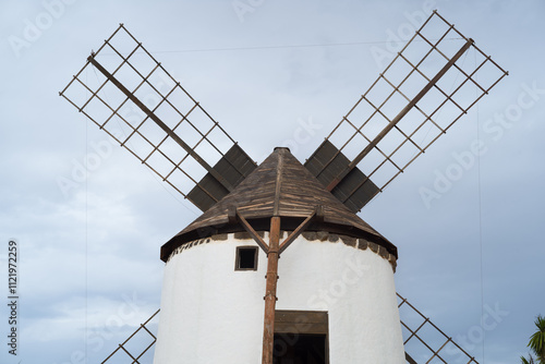 Molino de viento tradicional con aspas de madera (vista frontal horizontal) photo