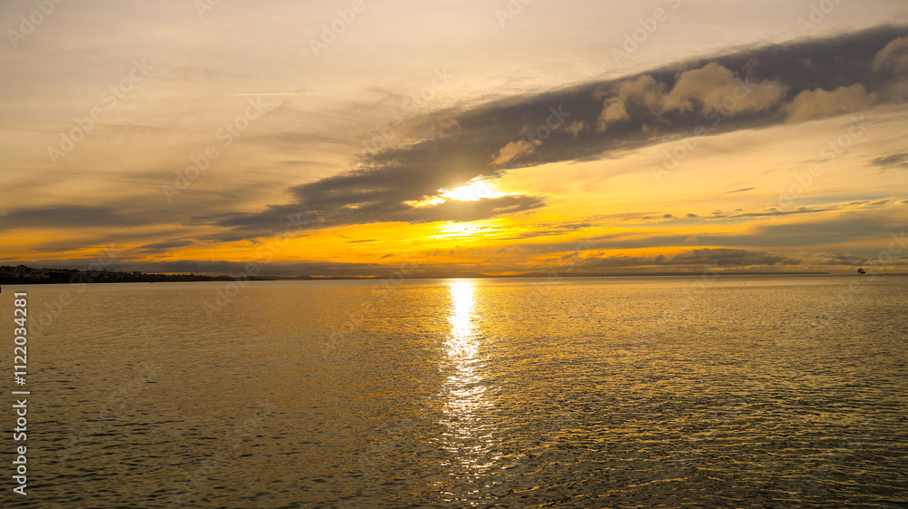 Obraz premium beautiful sunset over the sea