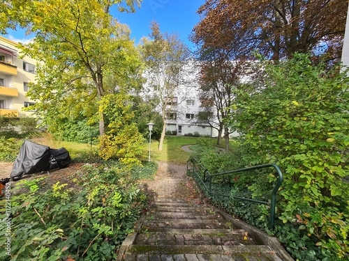 grüner Weg zu einem Wohnungsblock in Berlin Neukölln photo