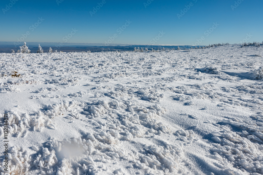 Obraz premium beautiful snow covered mountain landscape in winter