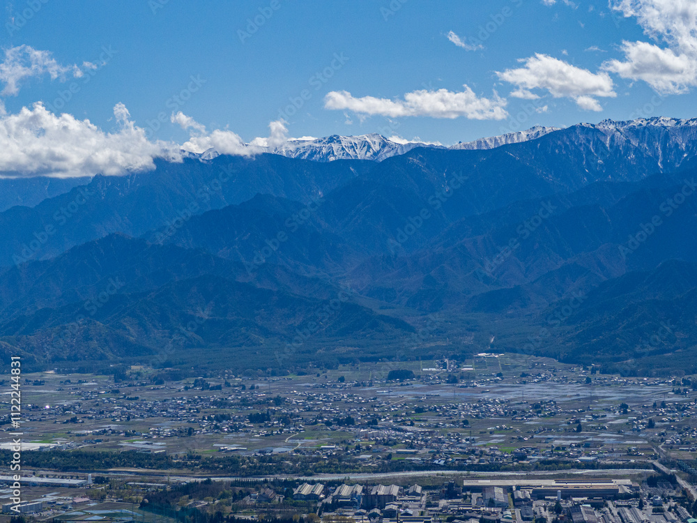 Fototapeta premium 雲と北アルプスの山並み 長野県大町市