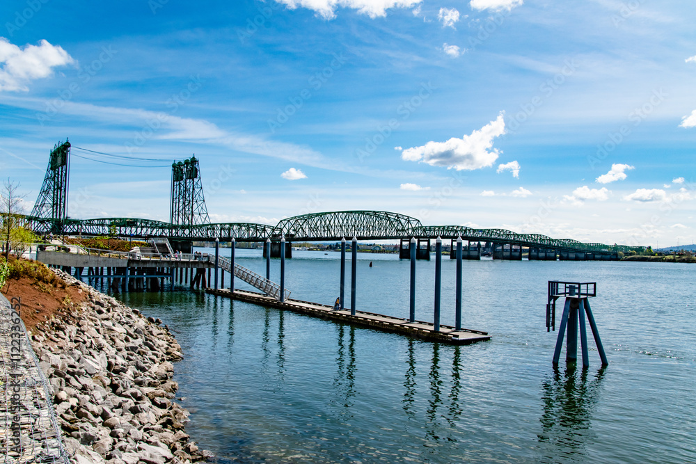 Fototapeta premium Oregon-Washington Bridge in Vancouver, Washington Waterfront