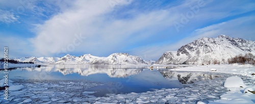 Obraz na płótnie Panoramic view of snow mountain and the lake at Norway. w salonie
