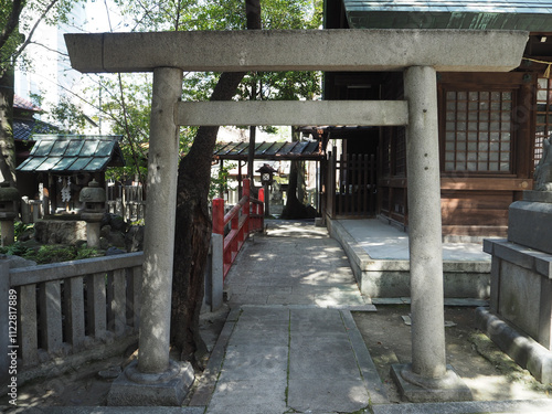 住宅街にある神社の意思でできた鳥居